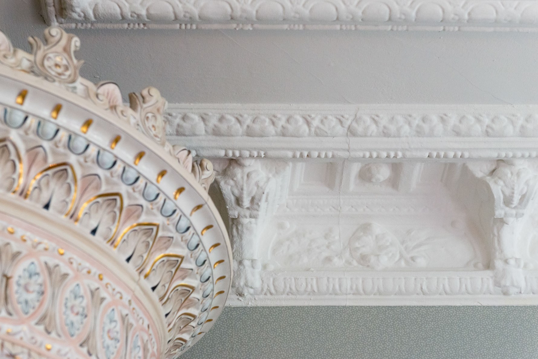 Tapeten "bellis" matchar kakelugnen från 1886 perfekt