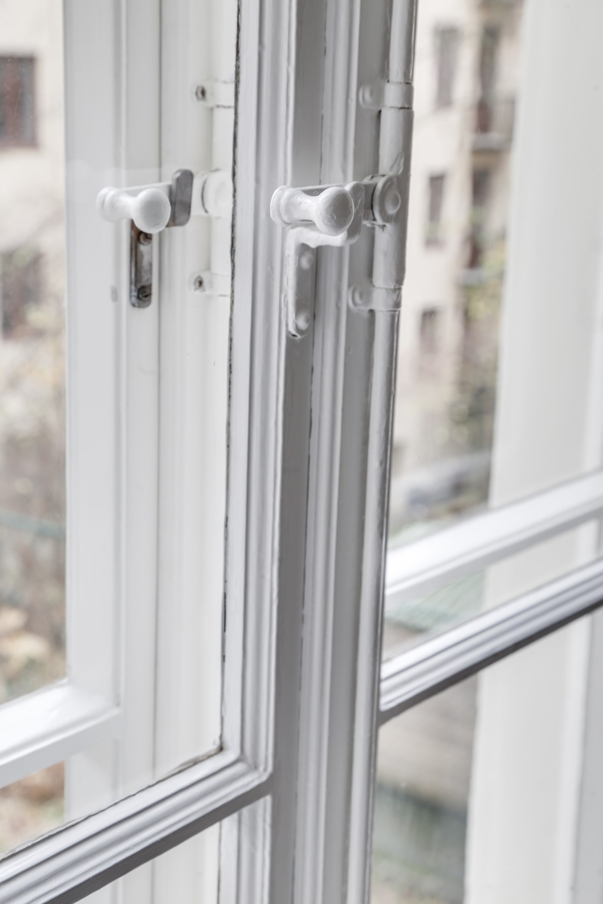 Originalspanjoletter & varsamt renoverade fönster