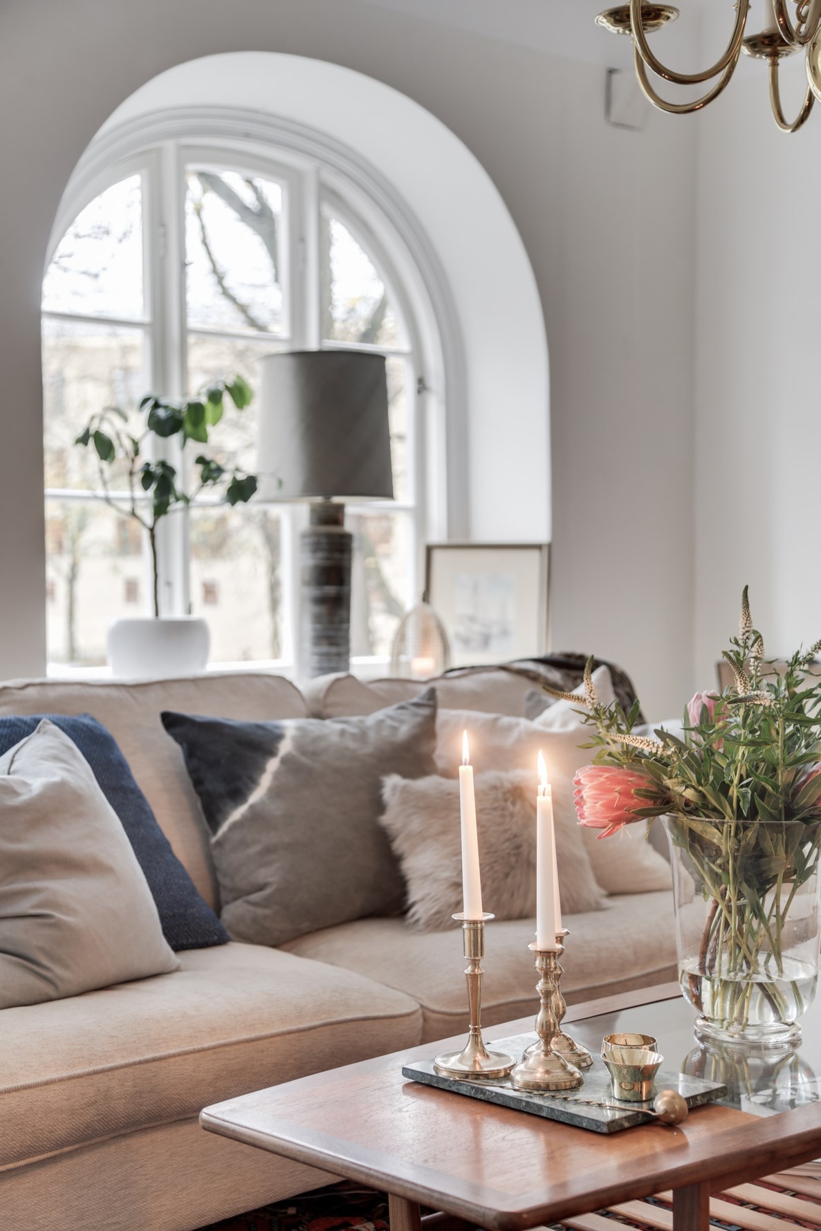 Vackert välvda fönster med vy över Näckrosparken