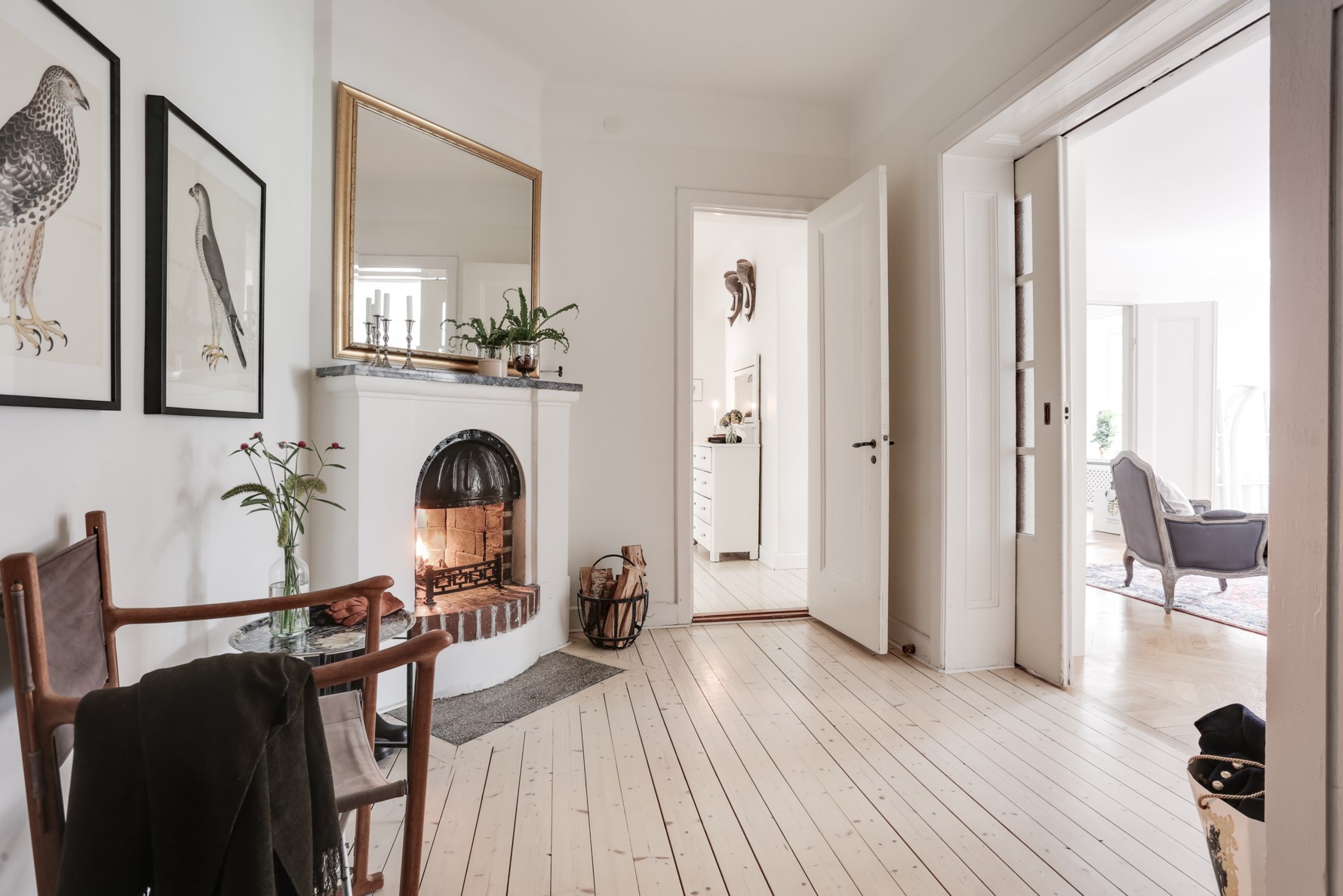 Pampig entré med fungerande öppen spis