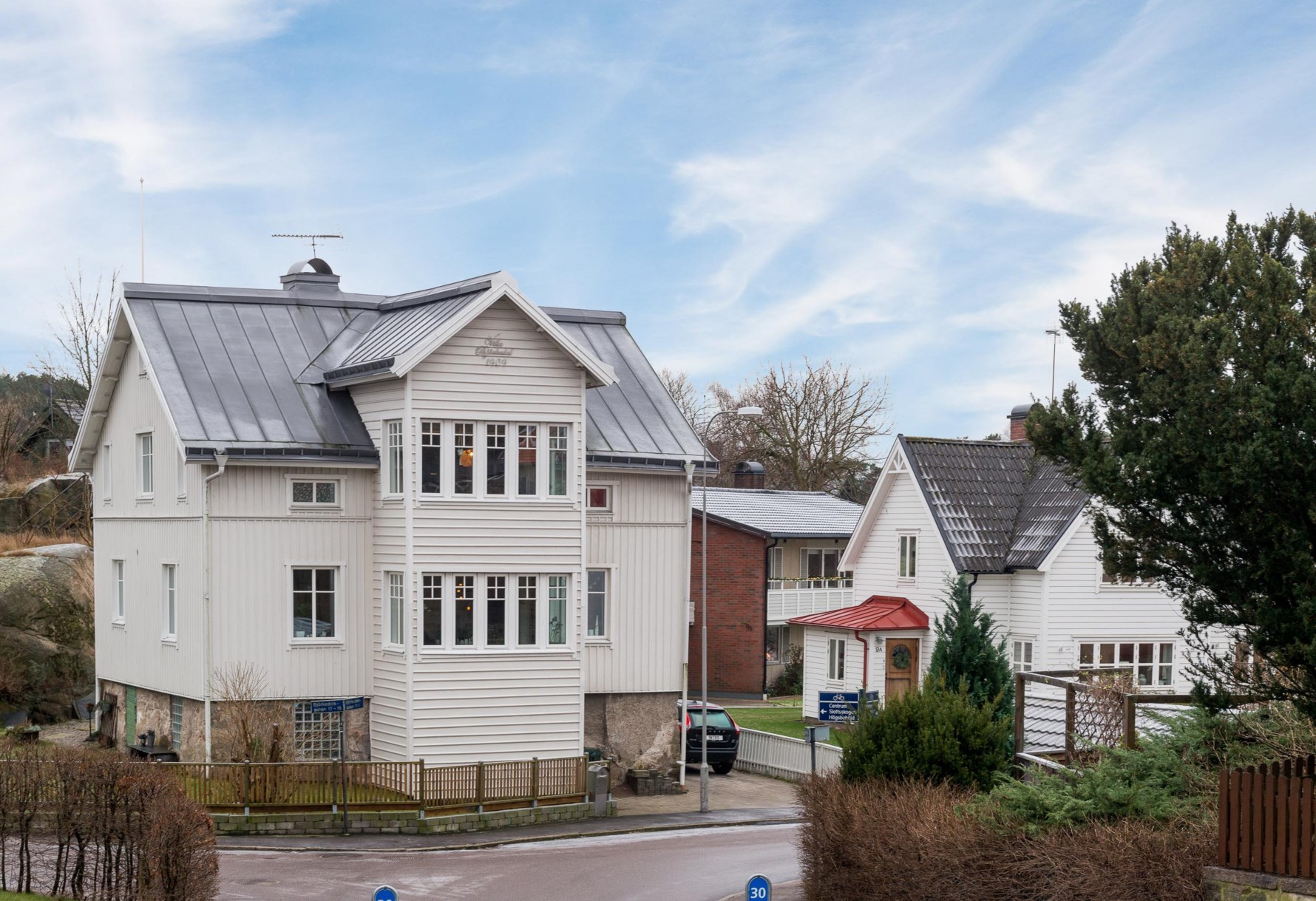 Med vackra burspråk & spröjsade fönster
