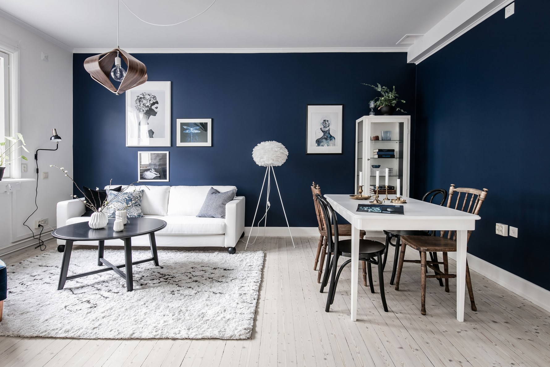 Plankgolv i kombination med fondvägg