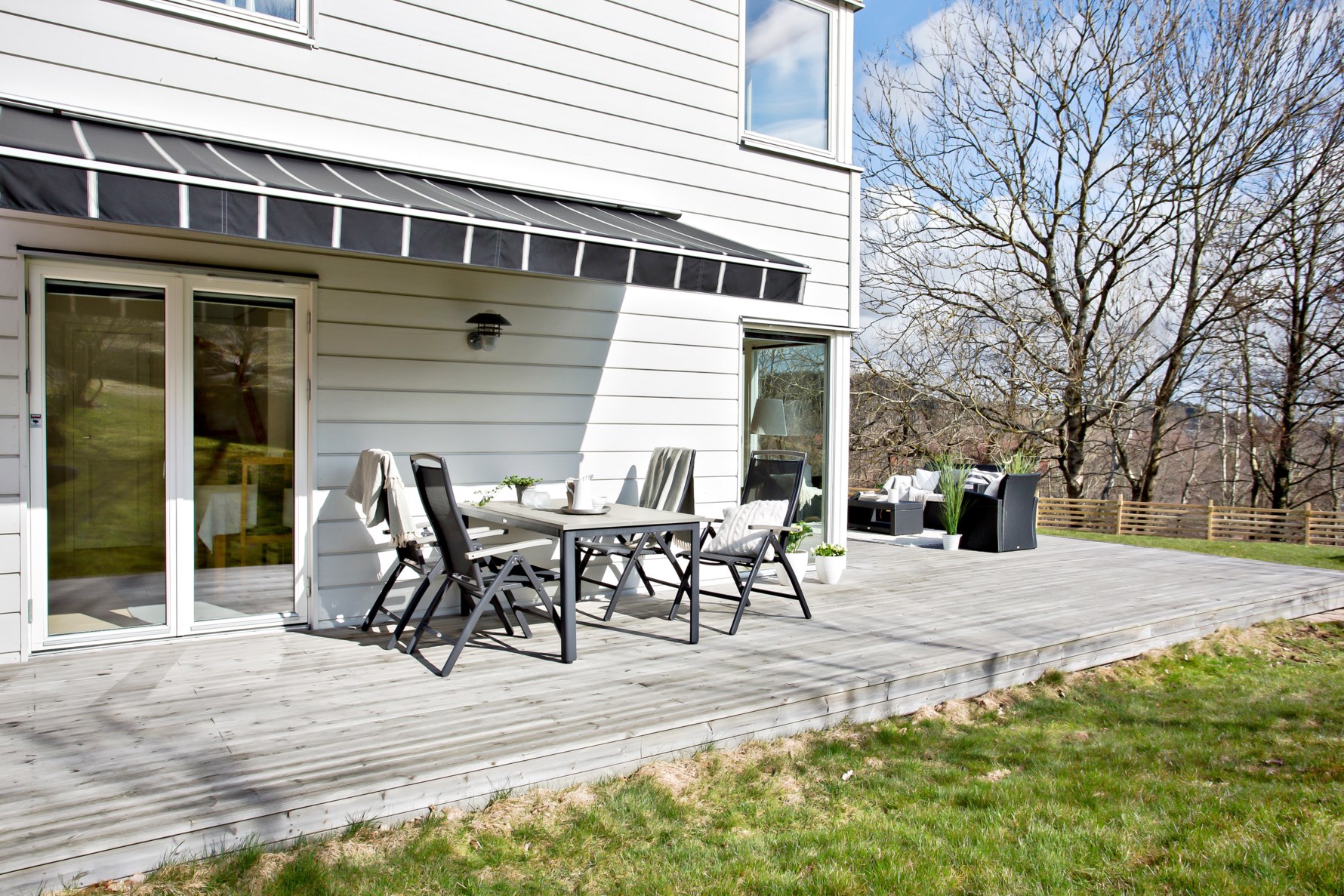 Altanen sträcker sig runt gaveln