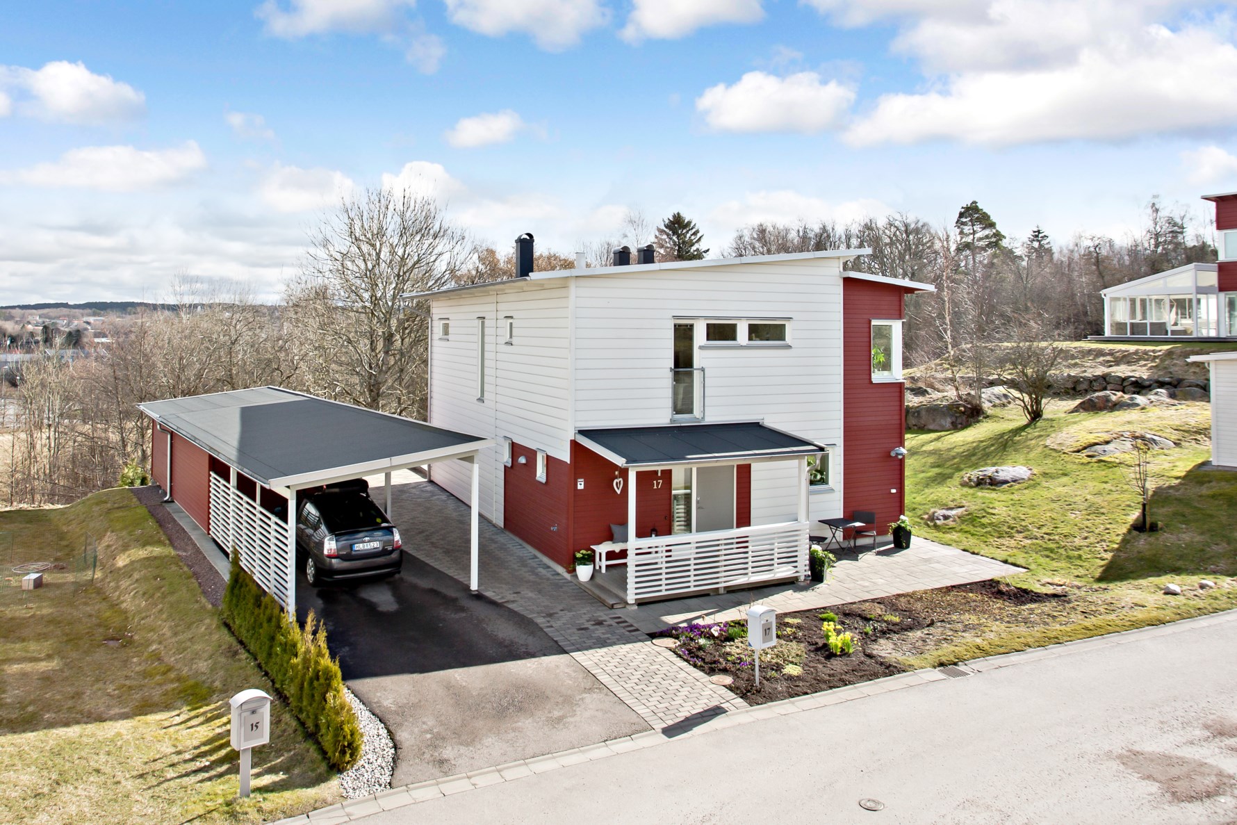 Framsidan med carport