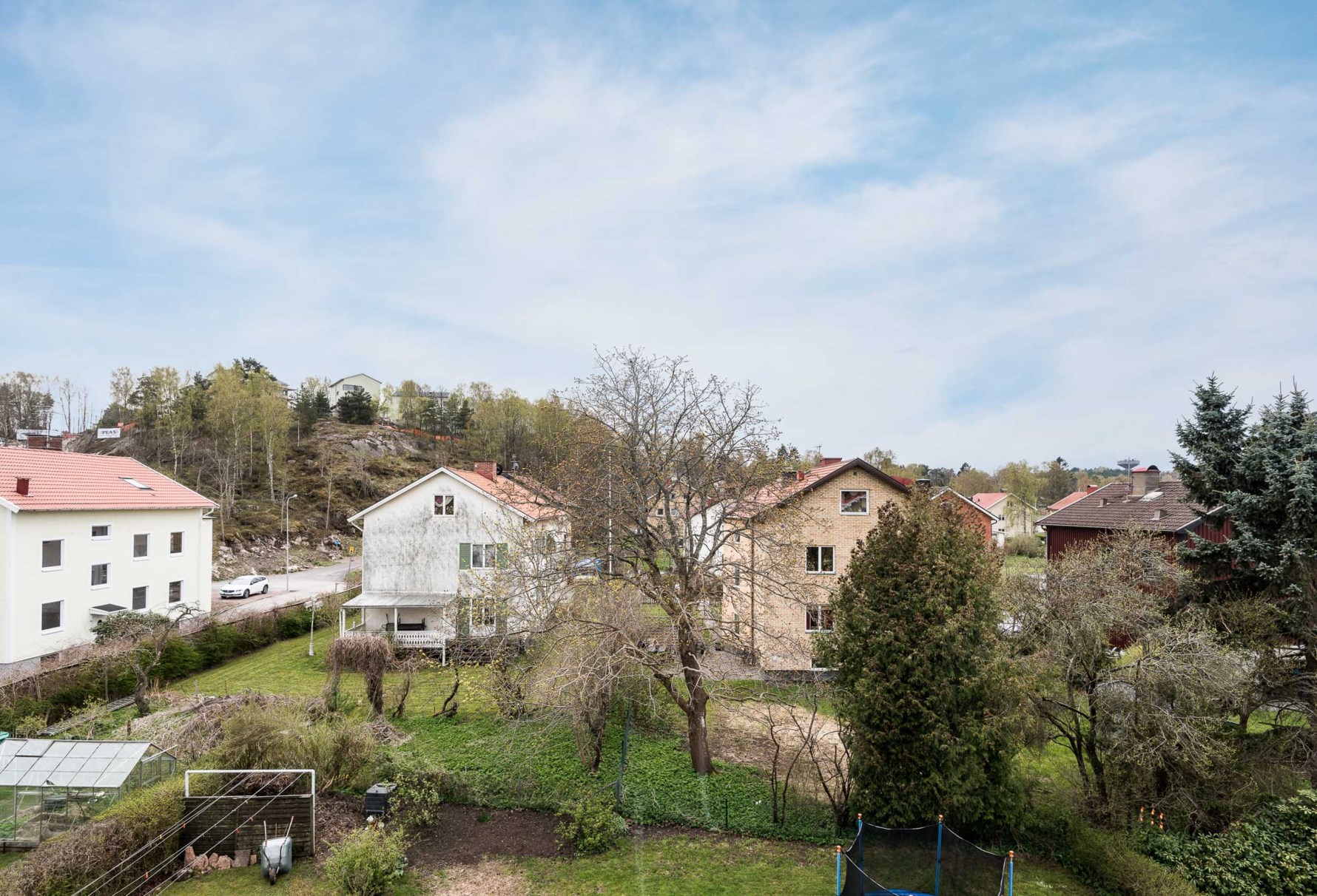 Insynsskyddad utsikt över grönska & hustak