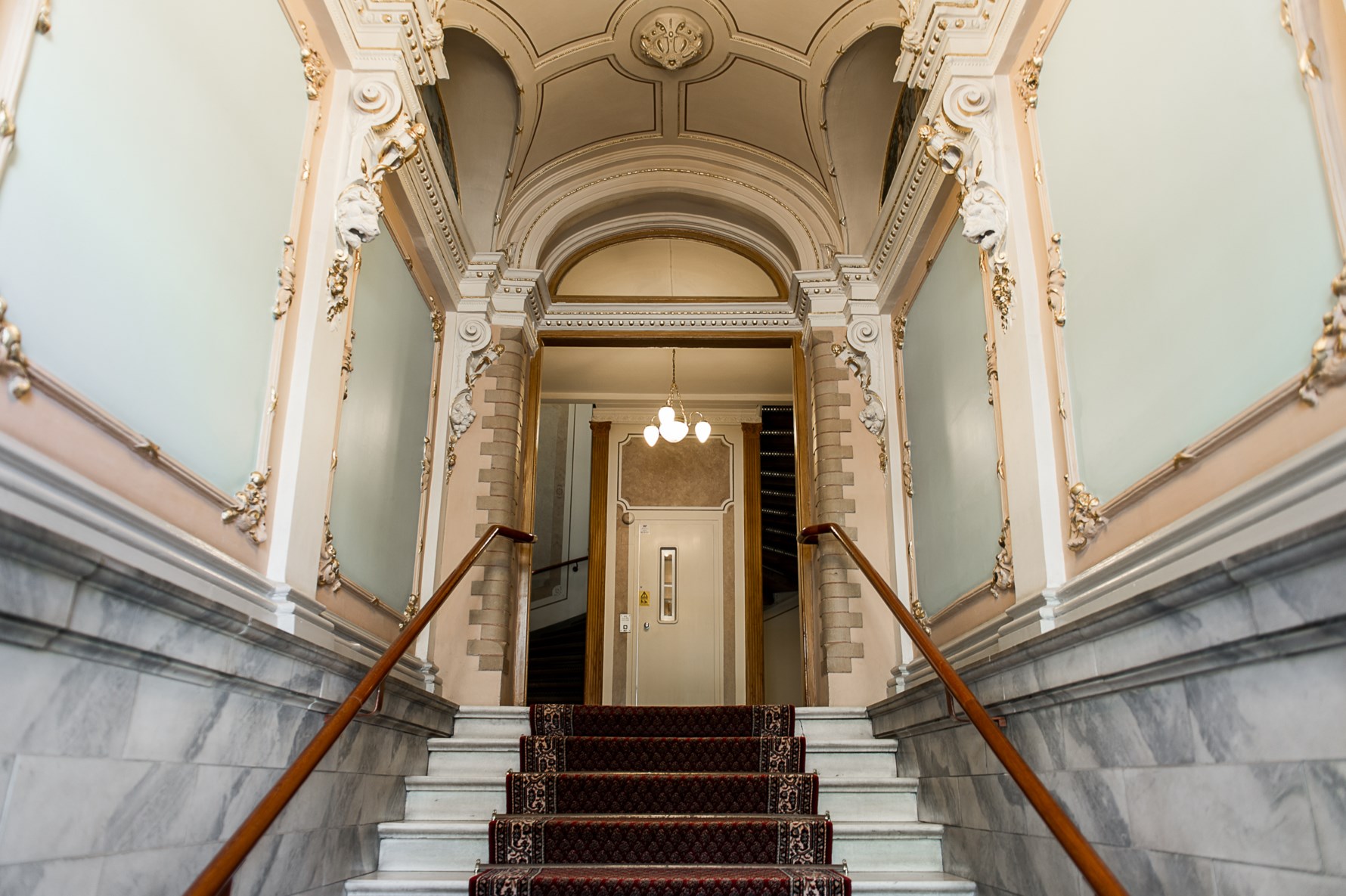 Elegant entré där den röda mattan alltid  är framrullad