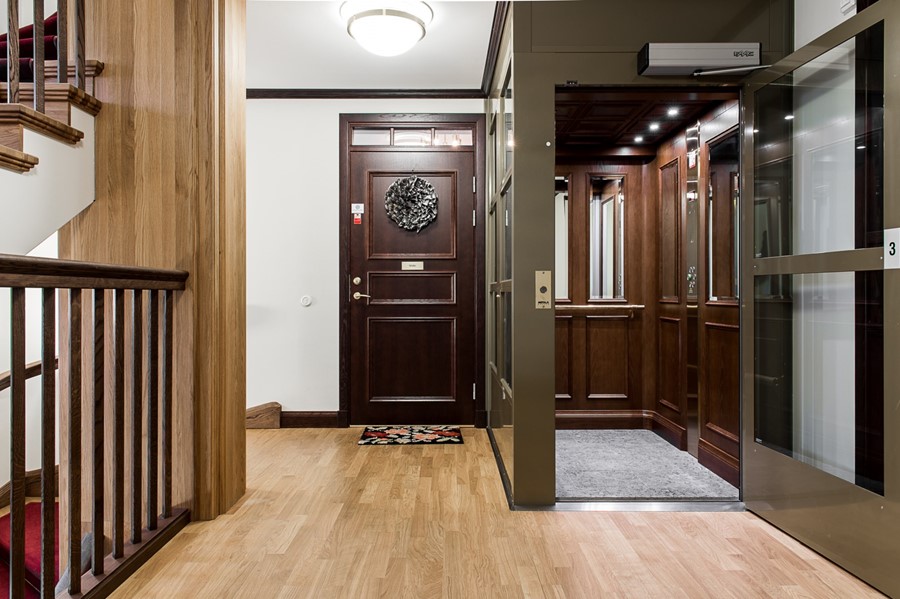 En modern hiss tar en hela vägen upp utan trappsteg