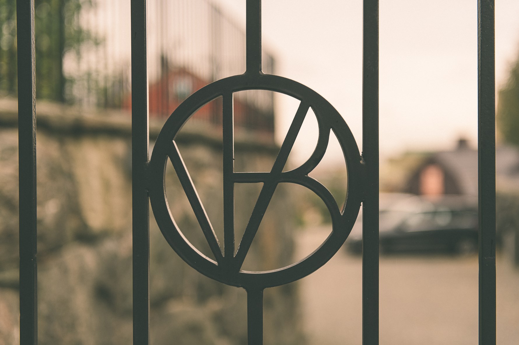 Fjärrmanövrerade pampiga smidesgrindar