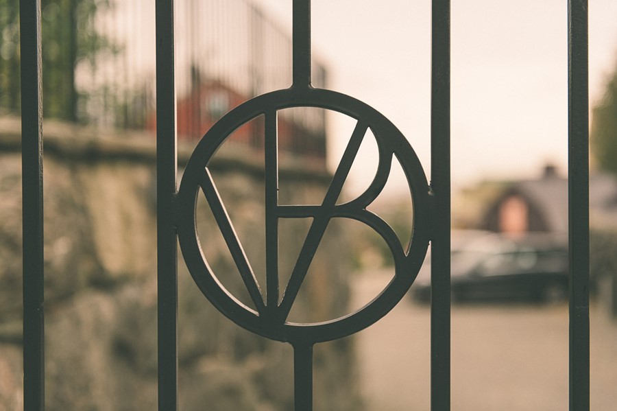 Fjärrmanövrerade pampiga smidesgrindar