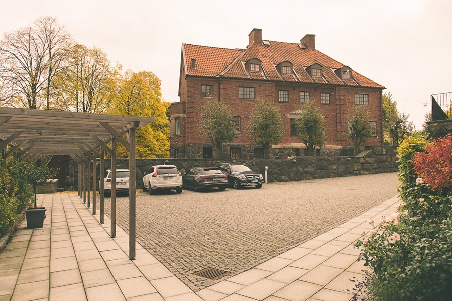 Med egen parkering utanför entrén