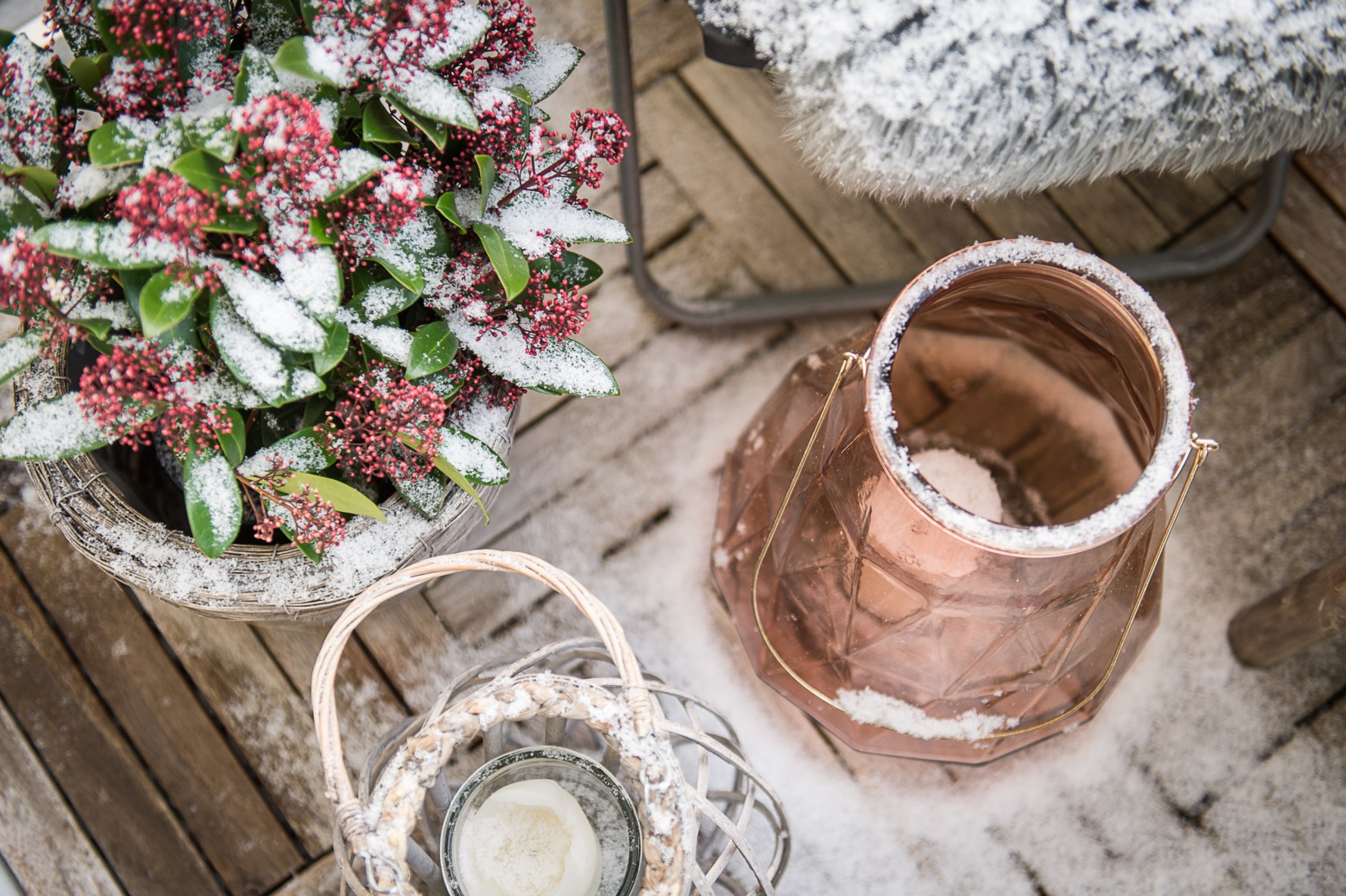 Trätrall ligger på balkongen