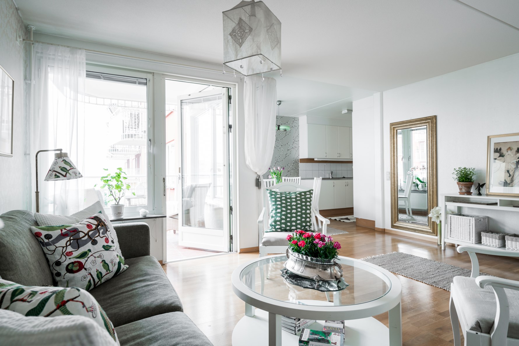 Vardagsrum, kök & matplats i öppen miljö