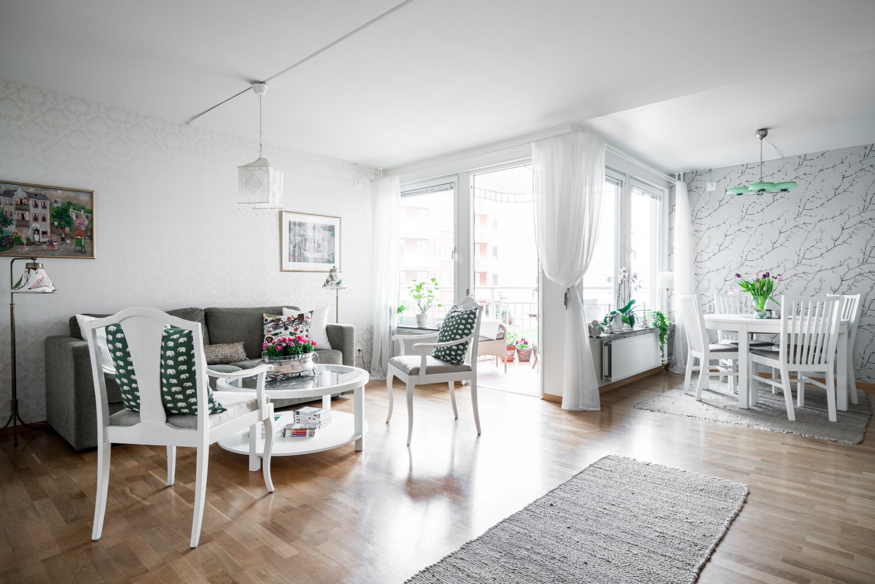 Kvadratsmart planerad med öppen planlösning