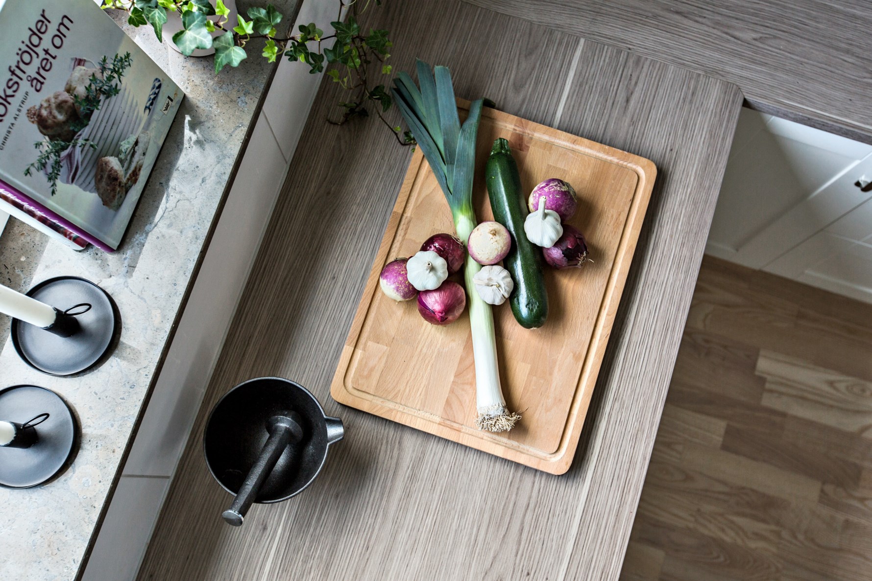 Bänkskiva i gråa toner