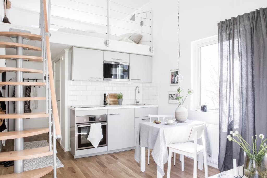 Lågupplöst Praktiskt arbetskök med plats för mindre matbord