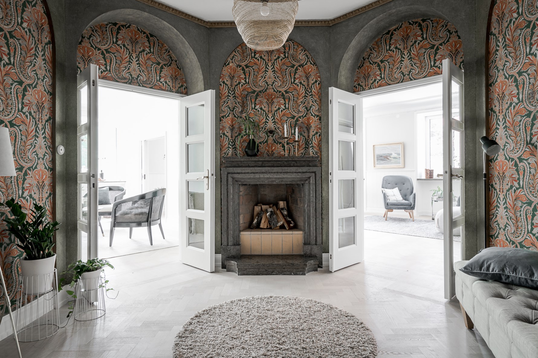 En åttakantig hall med fungerande öppen spis & bevarade ytskikt i original!