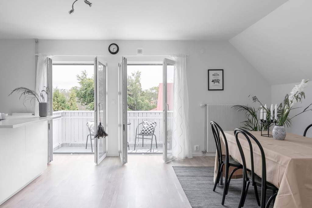 Lågupplöst balkongen med läckra dörrpar