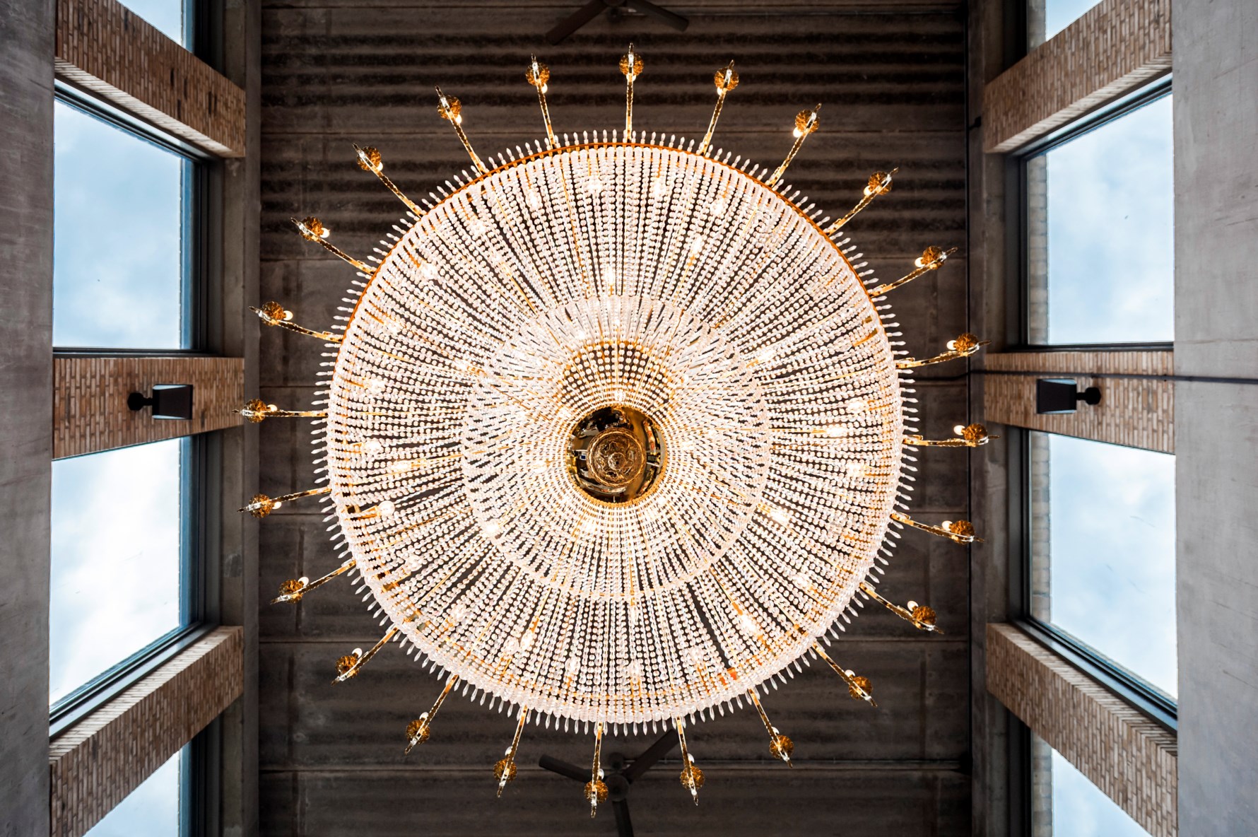 En magnifik kristallkrona pryder saluhallen