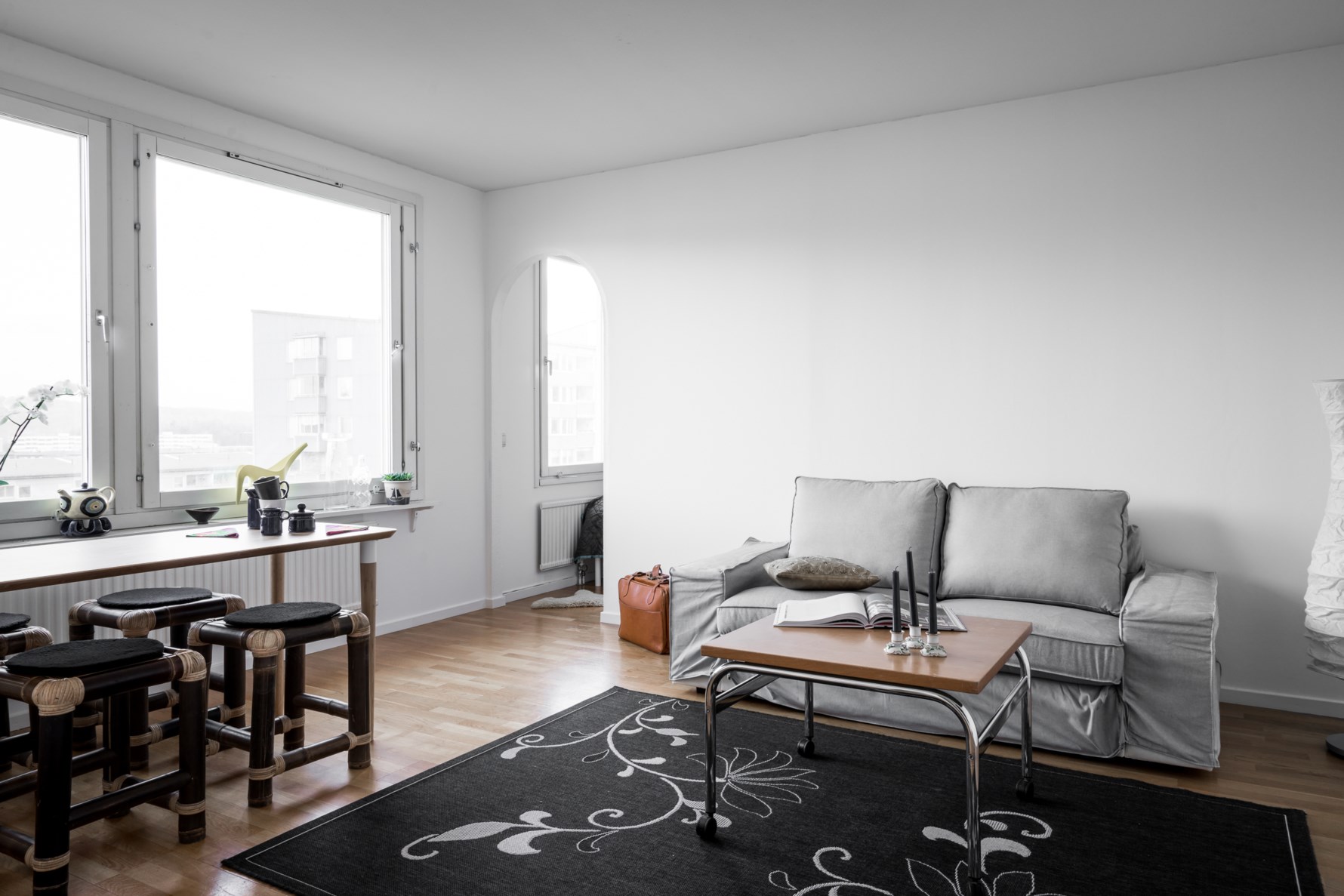 Allrummet rymmer både soffa och matsalsbord