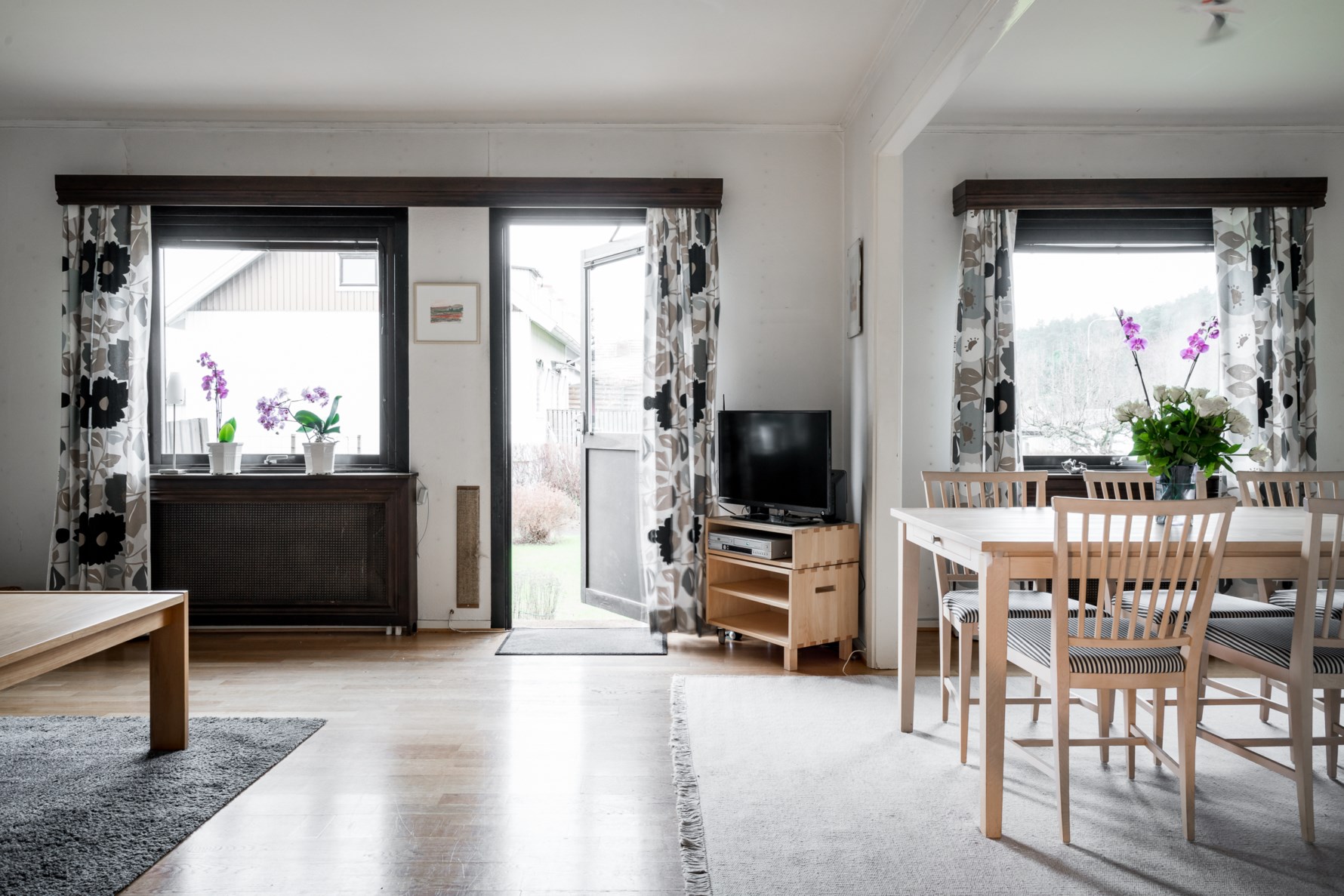 Stort vardagsrum med fint ljusinsläpp