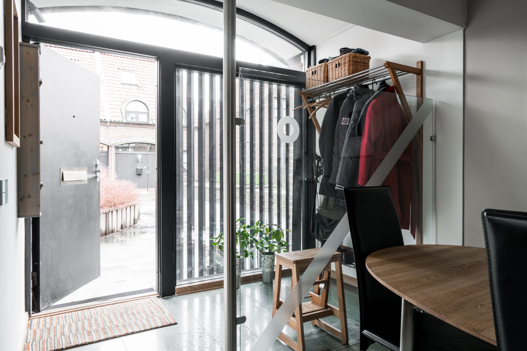 Rymlig hall med god plats för avhängning. Kaltstensgolv med golvärme.