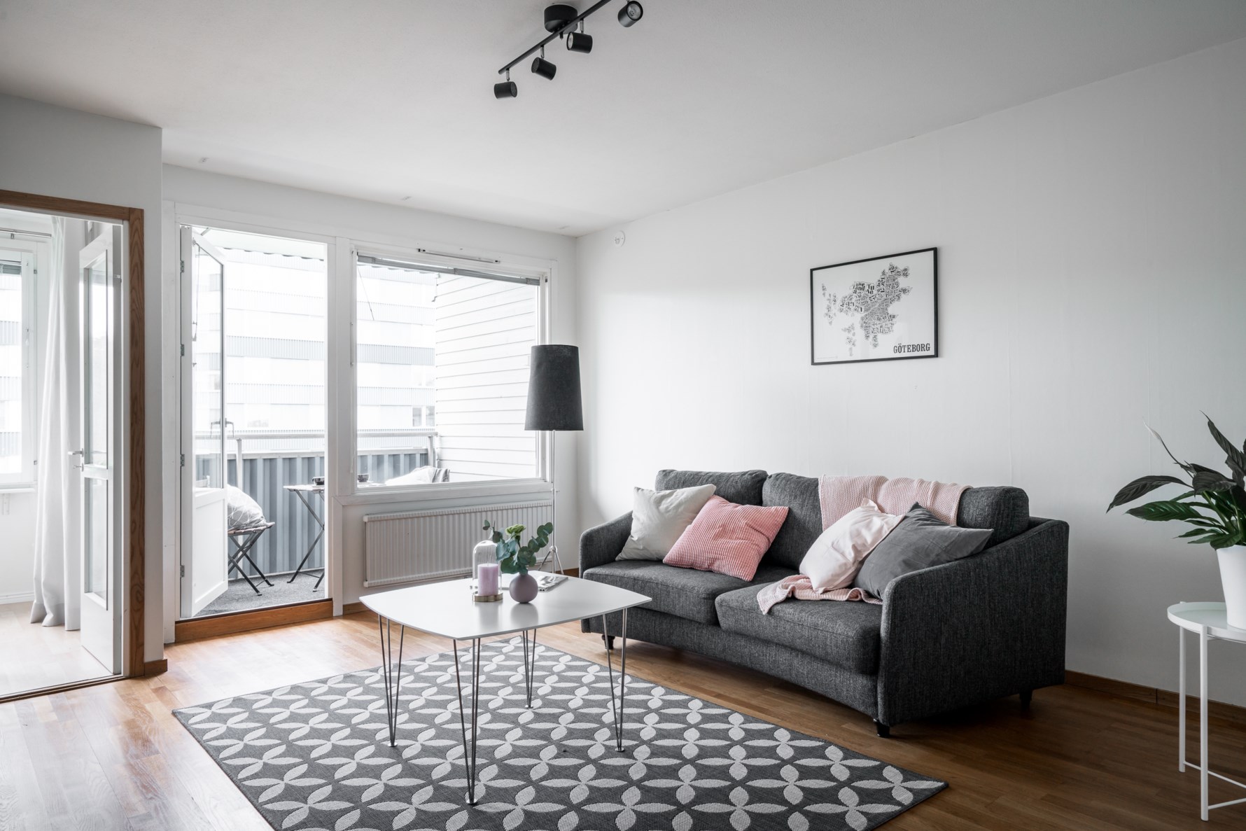 Stora fönster och utgång till balkong