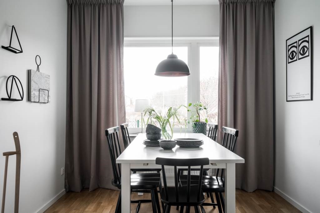 Lågupplöst Köksbord vid fönstret