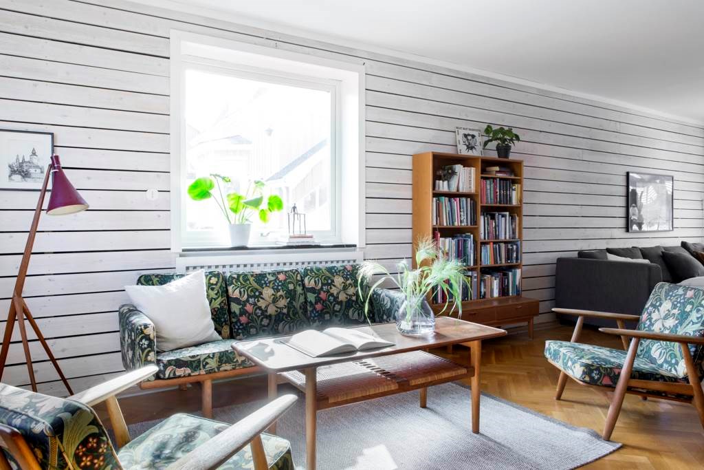 Lågupplöst Ljuset flödar in genom fönster i tre vädersträck