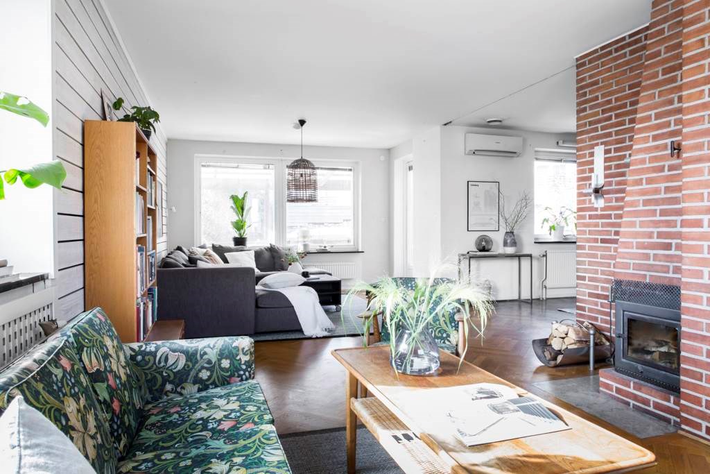 Lågupplöst Eldstaden värmer upp kalla vinterkvällar