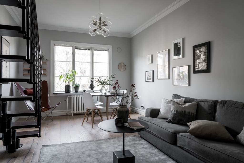 Lågupplöst Vardagsrummet erbjuder plats för både soffa, matbord och läshörna