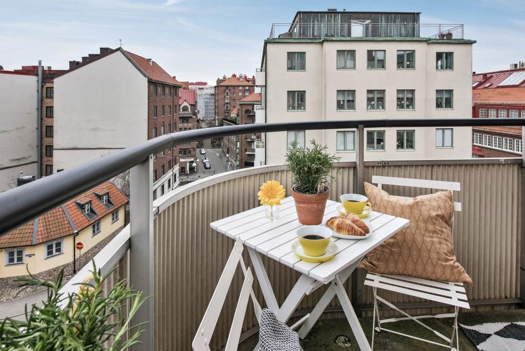 Lågupplöst med två balkonger i ett högt och fritt läge
