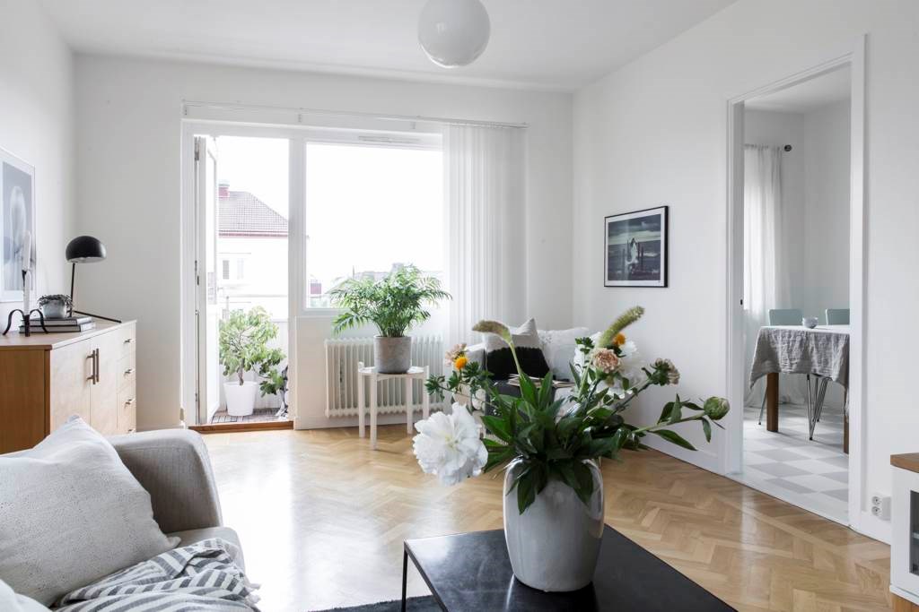 Lågupplöst Från våning 5 i hissen når du denna tidstypiska tvåa