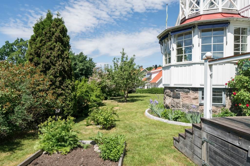 Lågupplöst Prunkande trädgård och snickarglädje!