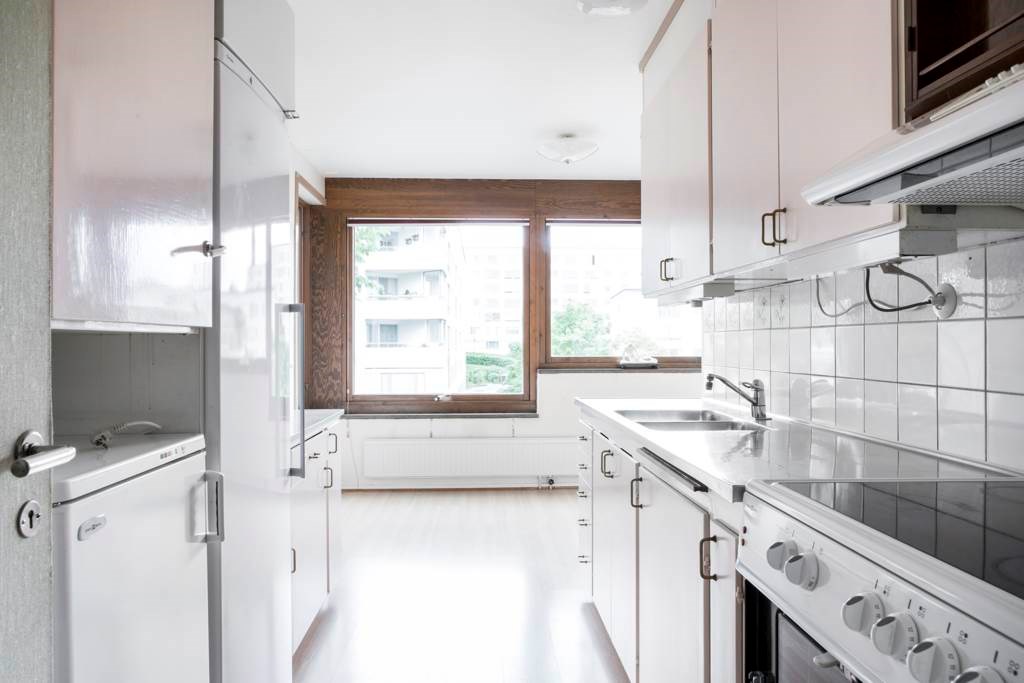 Lågupplöst Köket med goda arbetsytor och lungt läge mot gården