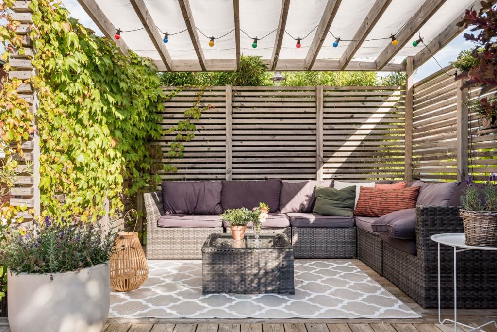 Lågupplöst Fantastisk trädgård med pergola, stensättningar, altan och gräsmatta
