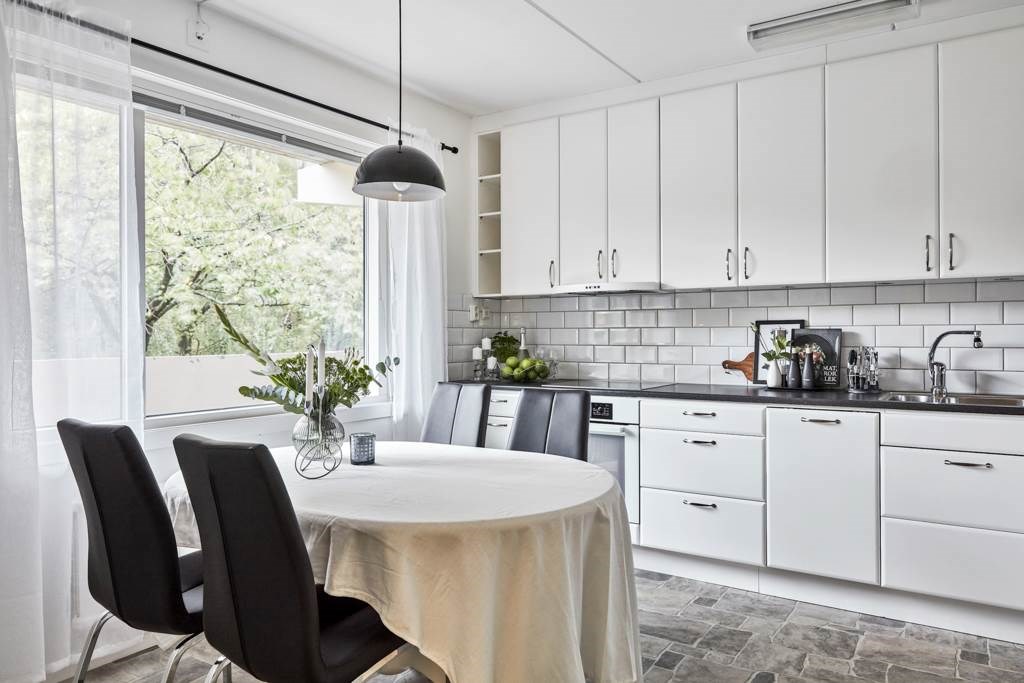 Lågupplöst Utanför köksfönstret står ett körsbärsträd som blommar vackert till våren