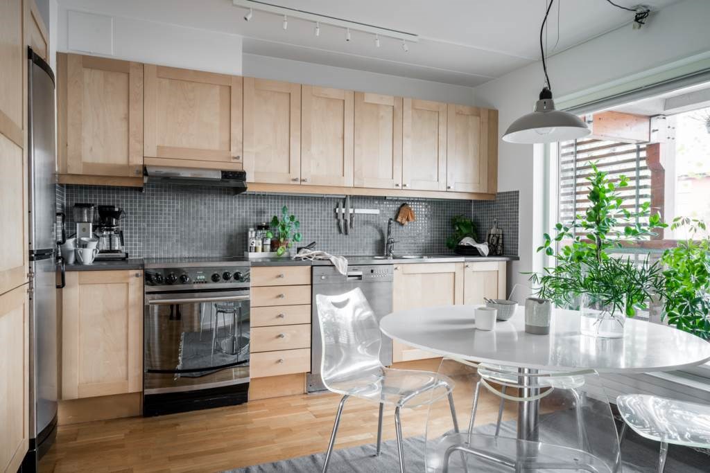 Lågupplöst Ett kök med goda förvaringsmöjligheter