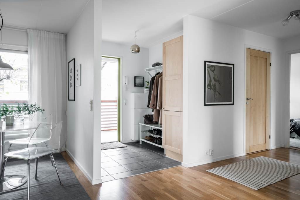 Lågupplöst Praktisk hall med mörka klinkers och plats för avhängning.