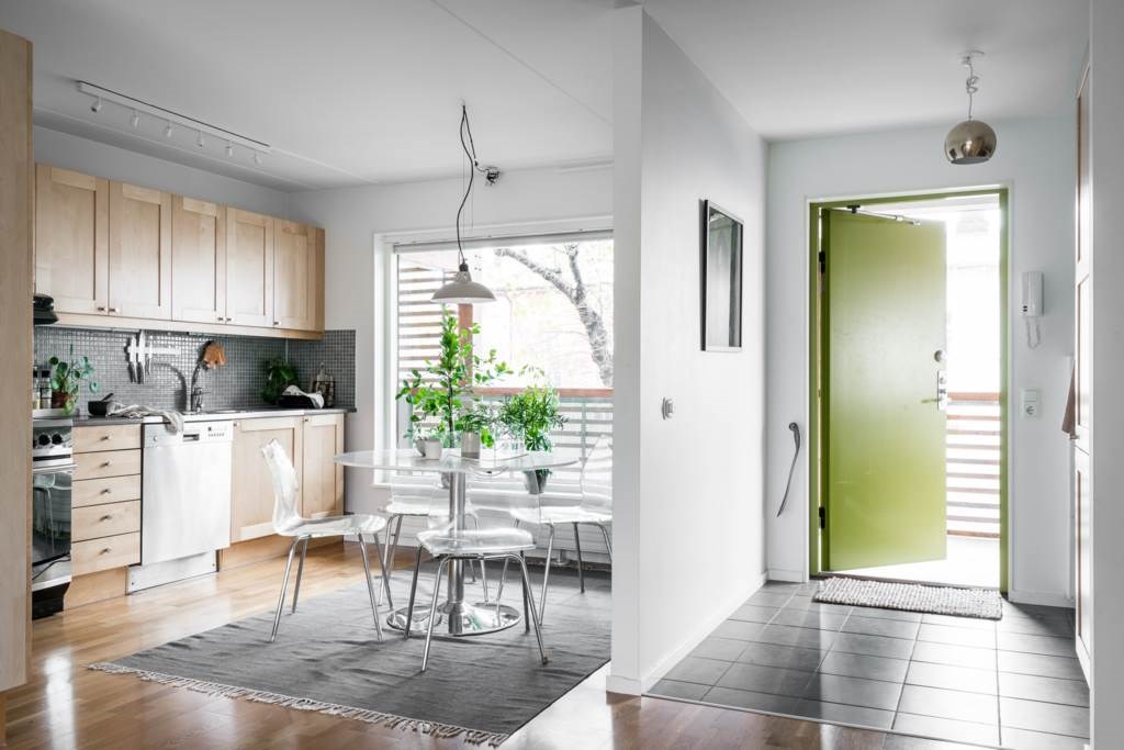 Lågupplöst Köket med plats för matbord och med stort fönster som släpper in rikligt med ljus.