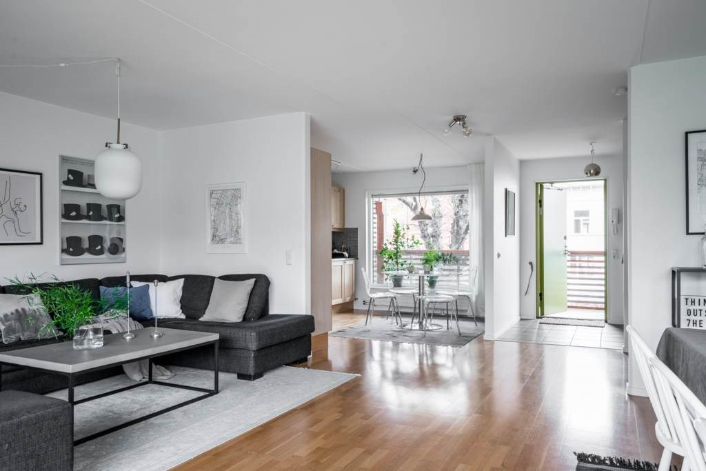 Lågupplöst En öppen planlösning i kombination med fönster i två väderstreck skapar ett fantastiskt l