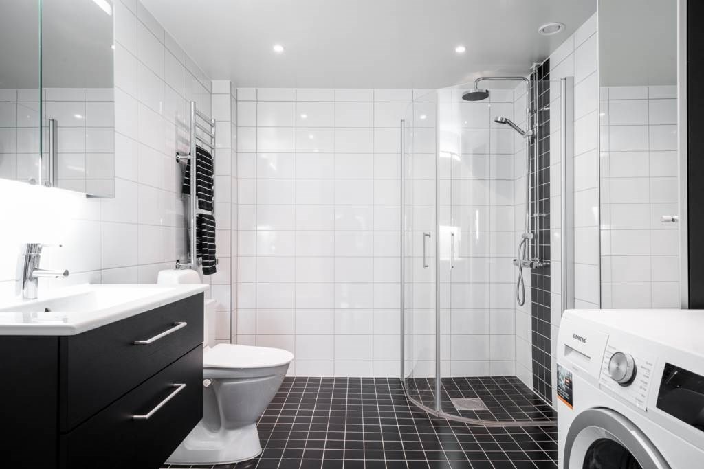 Lågupplöst Nyrenoverat badrum i modern stil