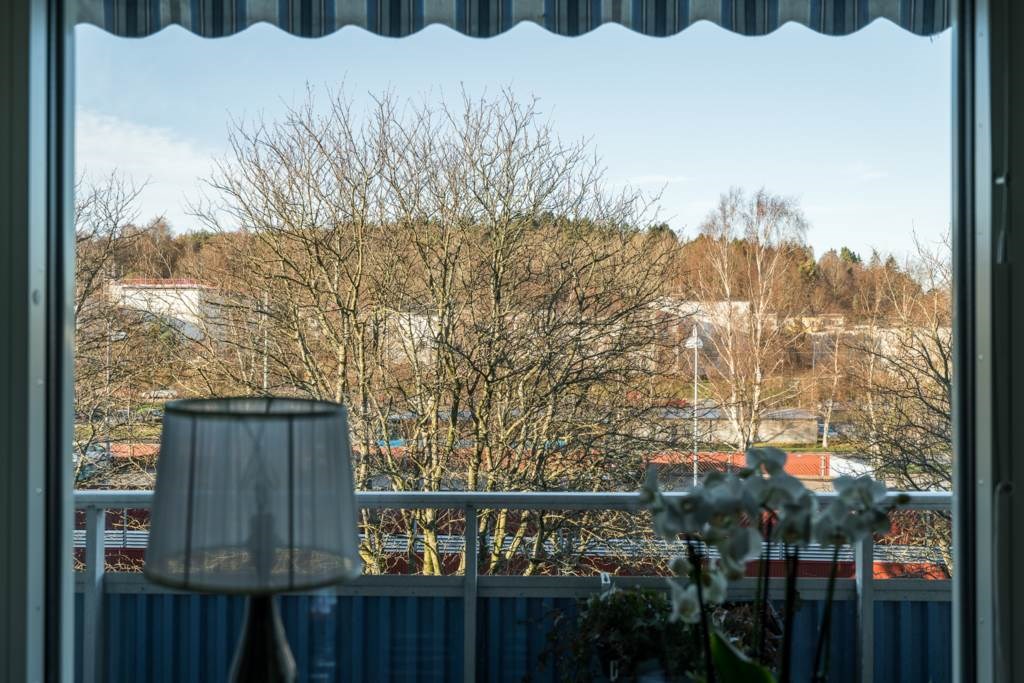 Lågupplöst Balkong med utsikt över grönska