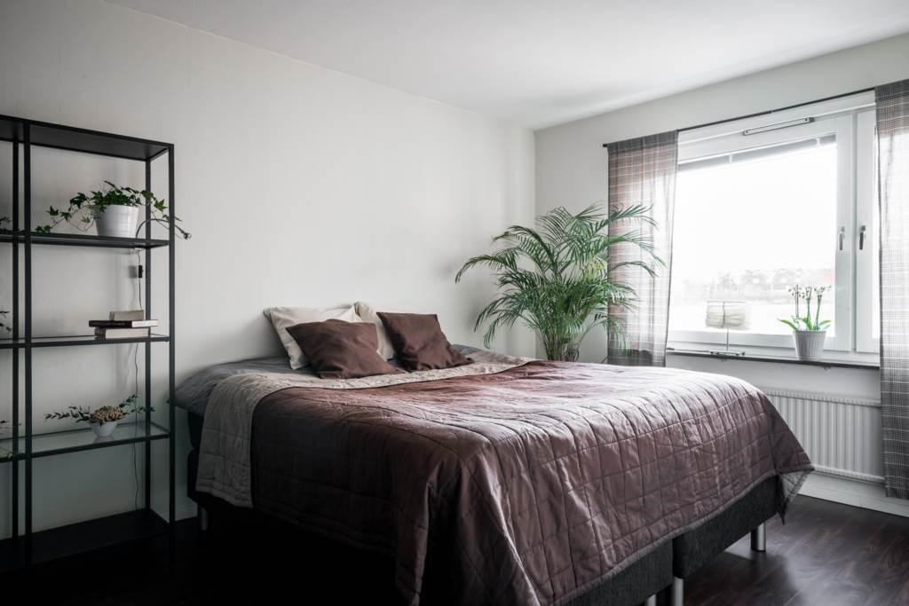 Lågupplöst Väl tilltaget sovrum med goda förvaringsmöjligheter