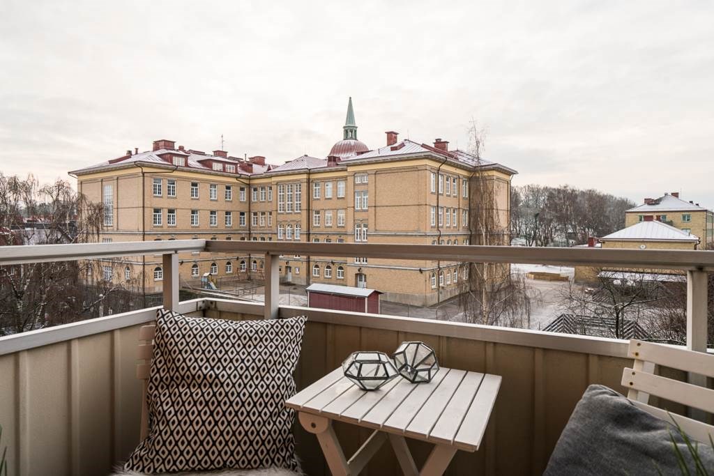 Lågupplöst Utsikt från balkongen åt vackra Redbergsskolan