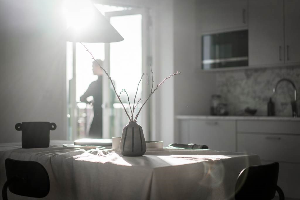 Lågupplöst Blicka ut över Göteborg från en solig balkong