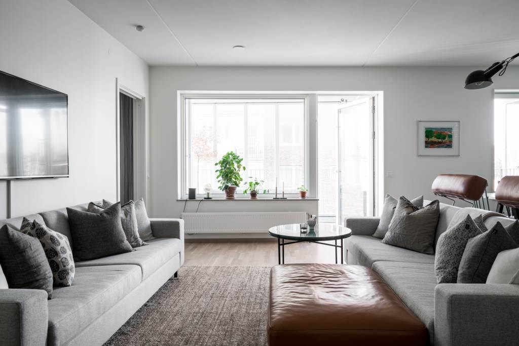 Lågupplöst Generösa fönsterpartier och stora ytor ger luftig känsla