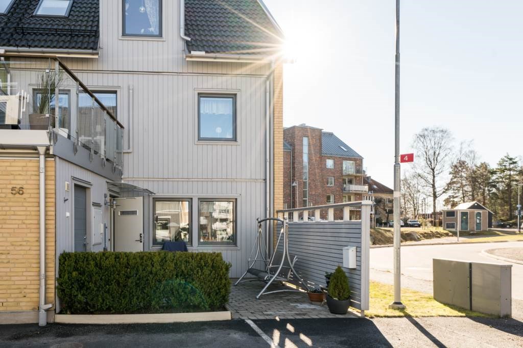 Lågupplöst Med skyddad uteplats vid entrén