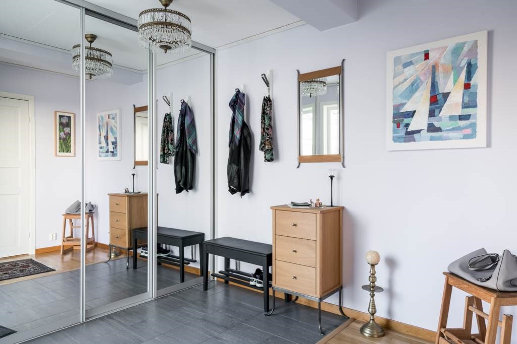 Lågupplöst Hall med gott om plats för ytterkläder