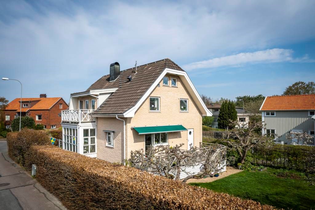 Lågupplöst Generösa altaner, stor glasad entré och balkong