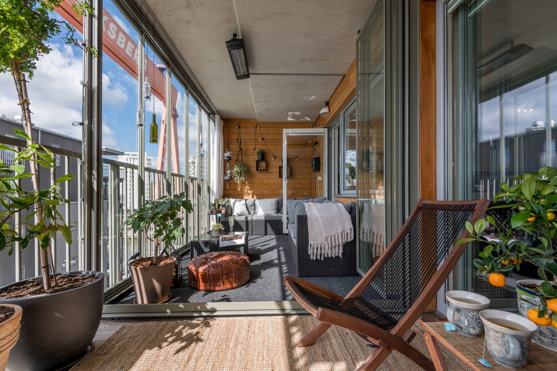 Balkongen är till hälften inglasad/hälften öppen